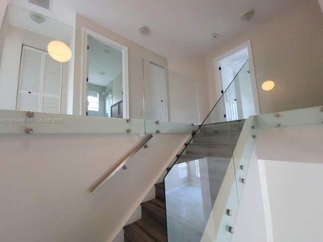 Building Photo - 5337 SW 183rd Ave