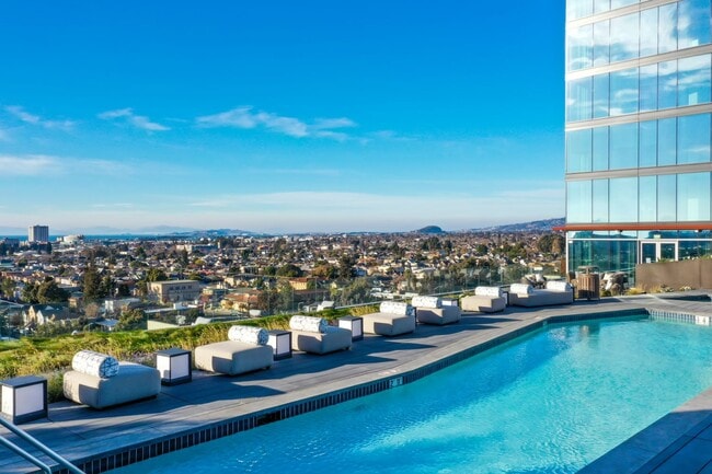 Building Photo - The Skylyne at Temescal