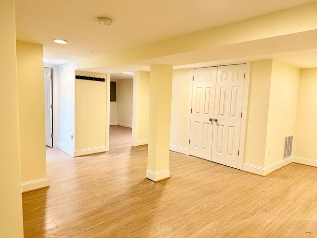 Building Photo - Detached 4 bed 3 bath. Pets Welcome!