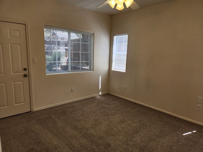 Building Photo - 2 Bed / 1 Bath in 4-Plex