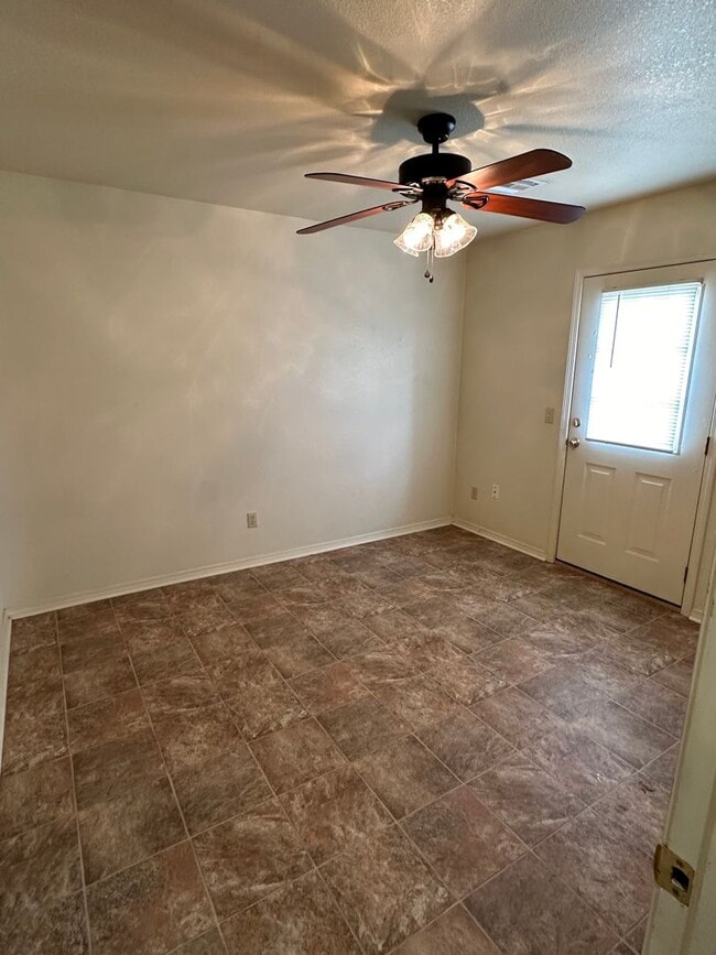 Building Photo - Nice 3 bedroom, 2 bath brick duplex