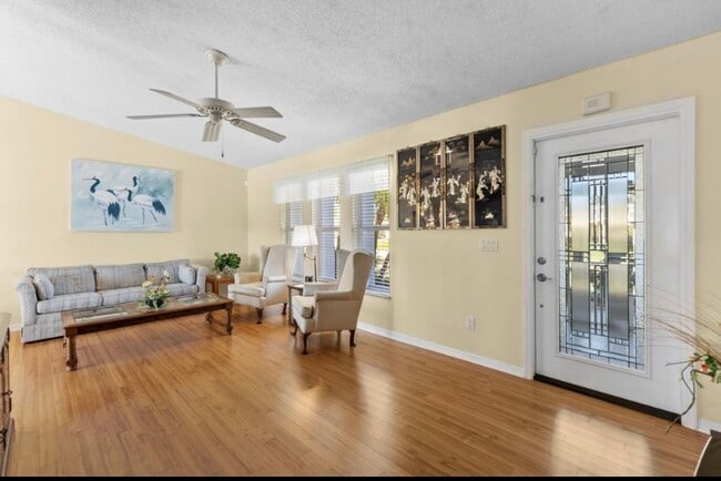 Building Photo - 980 SE Breakwater Ave