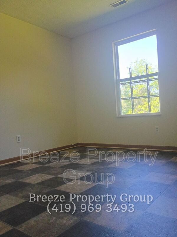Building Photo - 546 Breaden St