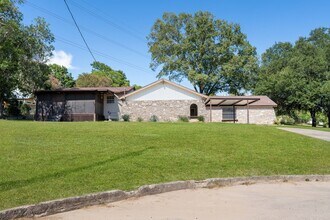 Building Photo - Spacious 4-Bedroom Retreat with Fireplace & Island Kitchen in New Braunfels