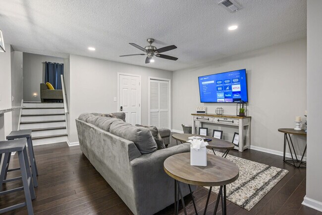 Building Photo - 10 Jill Ln