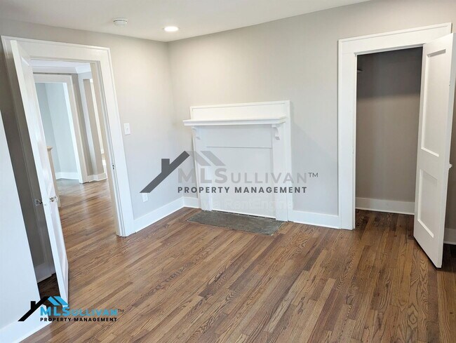 Building Photo - 229 W Elm St