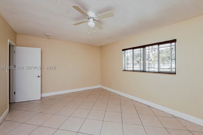 Building Photo - 623 W 63rd Dr