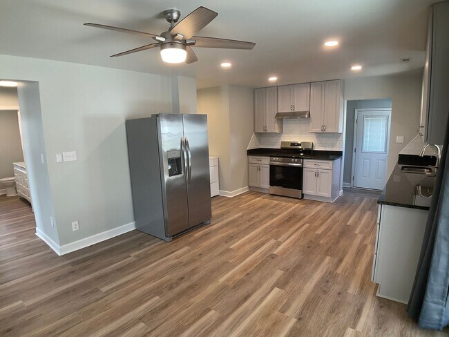 Building Photo - Modern Comfort and Convenience in the Heart of Durham