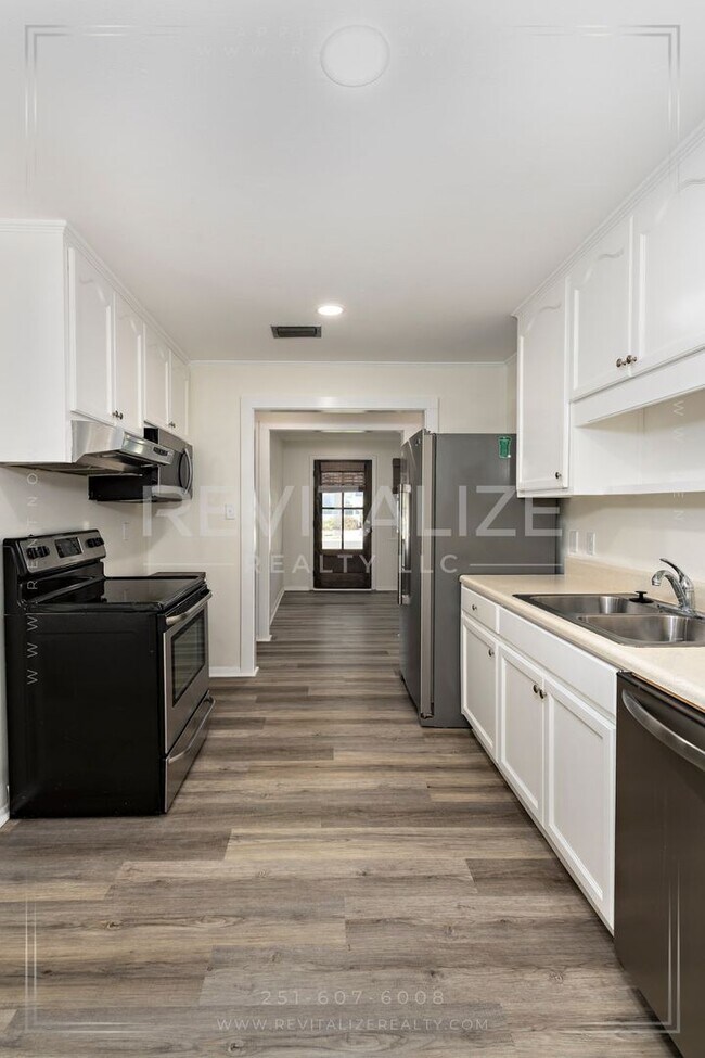 Building Photo - Perfect 3 Bd / 2 Ba Olde Towne Daphne Home!