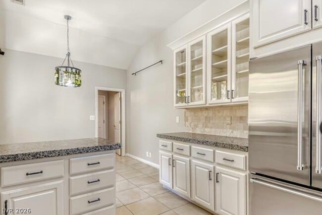 Building Photo - 8243 Round Hills Cir