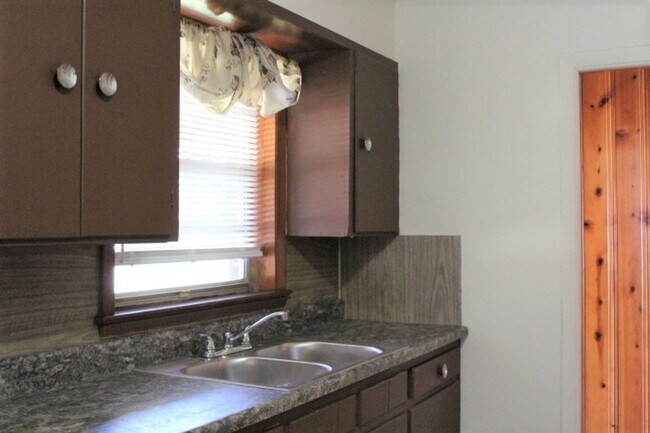 Building Photo - Charming Ranch Style Brick Home