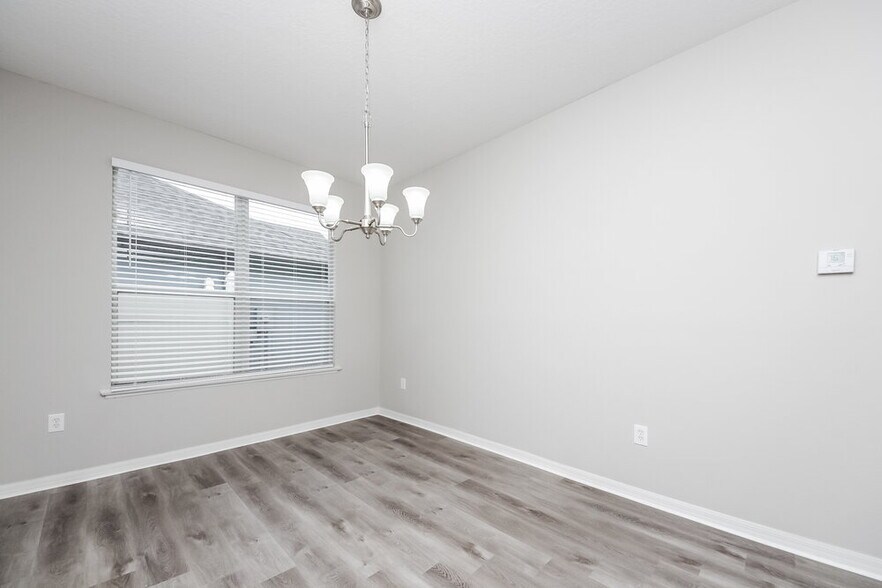 Building Photo - 2041 The Oaks Blvd