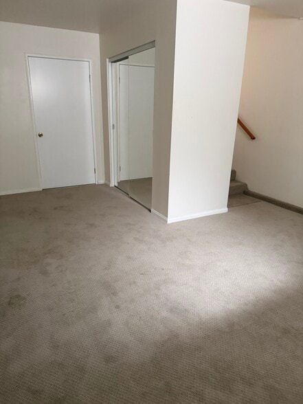 Bedroom/closet - 305 Emerald St