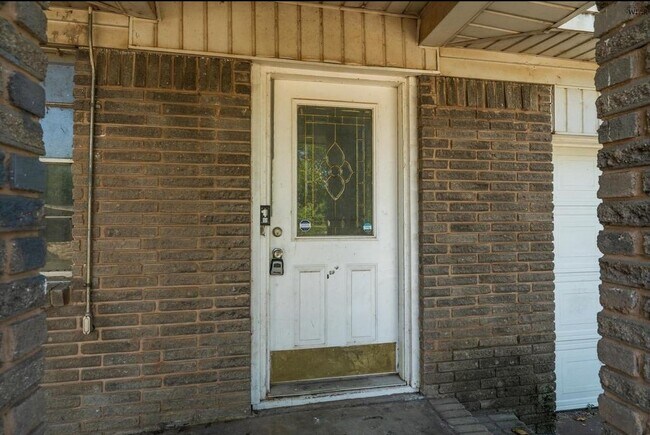 Building Photo - 604 E 1st St