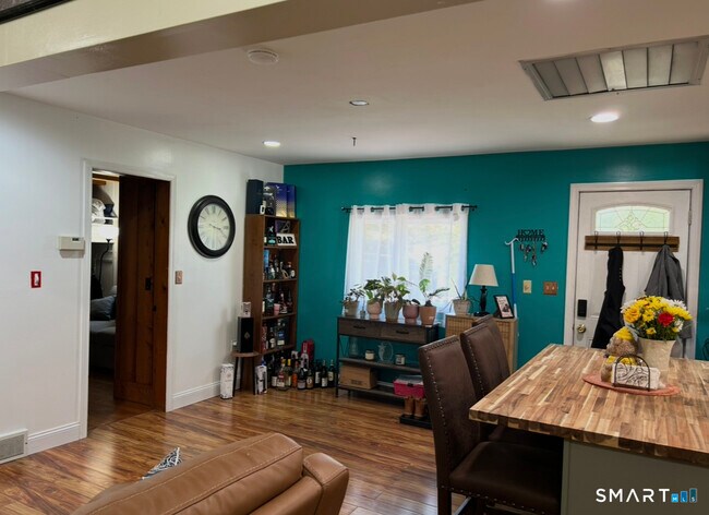 Building Photo - 16 Flak Ln