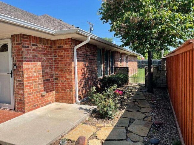 Building Photo - 2513 SW E Ave