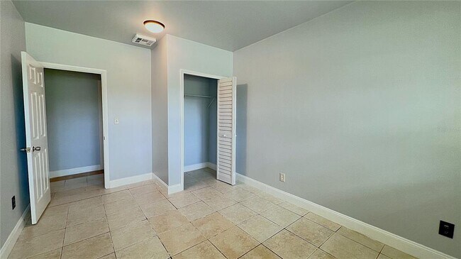 Building Photo - 2421 Laura Pl