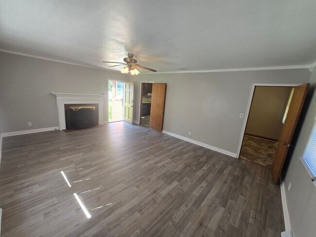Building Photo - 1210 Oakwood Dr