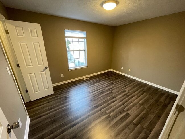 Building Photo - Updated East End Condo For Rent! So Nice