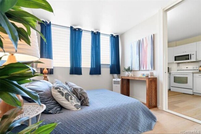 Building Photo - Makiki - Spacious one bedroom, one bath at...