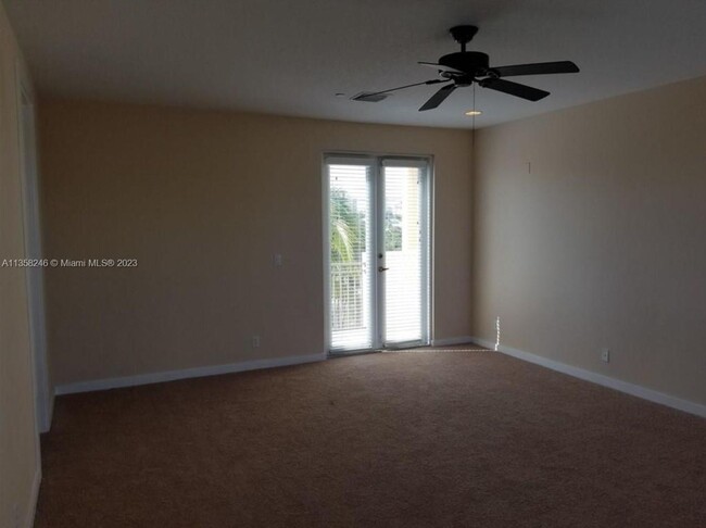 Building Photo - LARGE 3-bed, 3-bath townhome with 2-car ga...