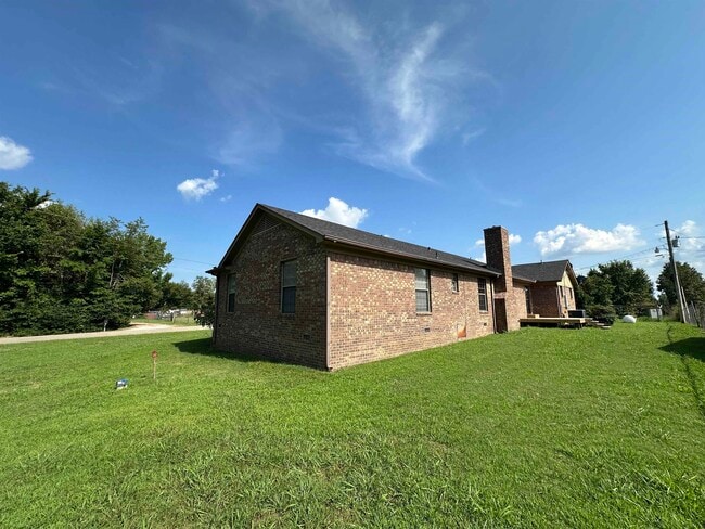 Building Photo - 400 Thomas Rd