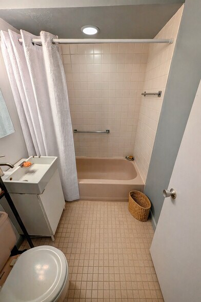 Building Photo - 360 W Wellington Ave