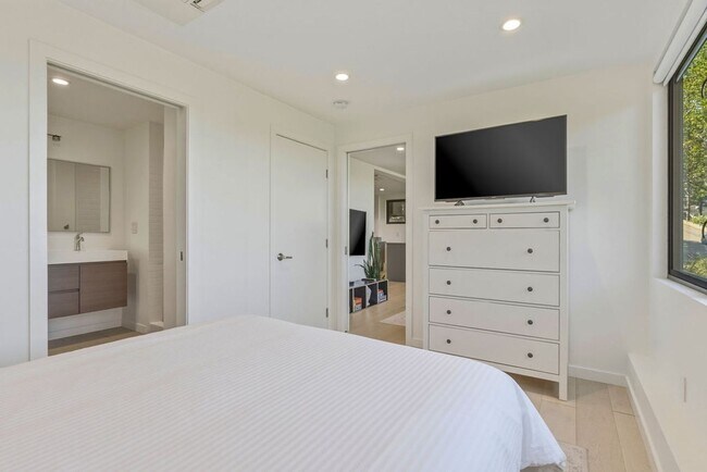 Building Photo - Beautifully Remodeled 4BR + Office Mill Valley Home — Furnished, Private 3/4-Acre Setting, Walk t...