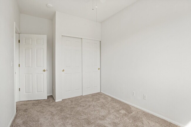 Building Photo - Bright End-Unit Townhome with 3 Beds, 2.5 ...