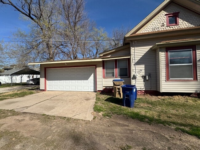 Building Photo - 3 bed 1 bath - $950 - Single Family Home