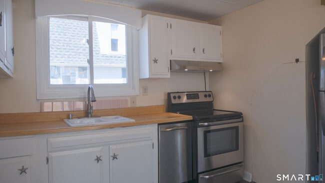 Building Photo - 49 Sound View Heights