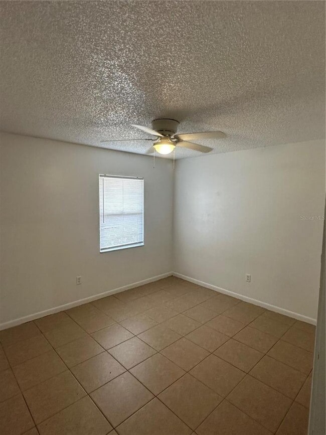 Building Photo - 2220 Leo Dr