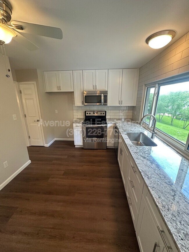 Building Photo - 425 Westglen Village Dr