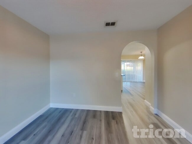 Building Photo - 426 Elgin Blvd