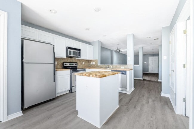 Building Photo - Carriage Place Square