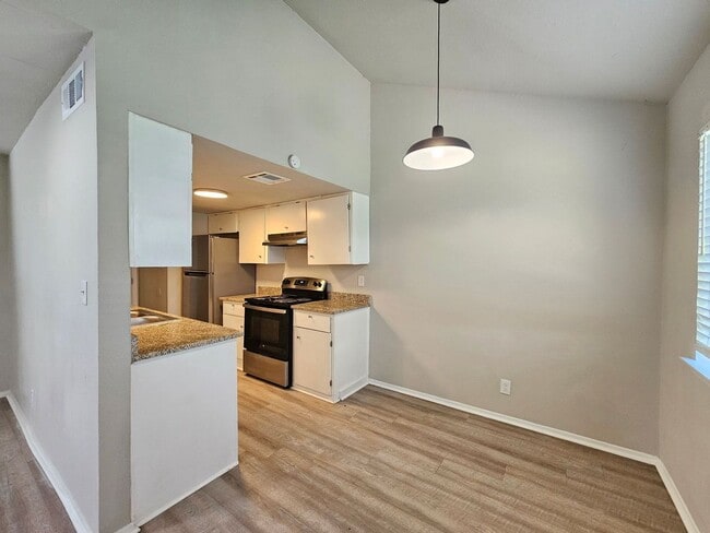 Building Photo - 3106 Trenton Dr