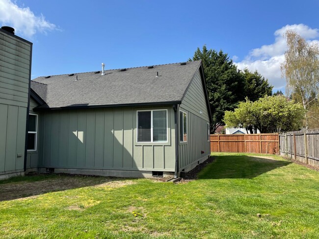 Building Photo - Bright & Spacious 3 Bedroom Ranch Home in ...