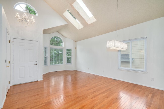 Building Photo - 1350 Knollwood Way