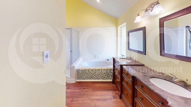 Building Photo - 1517 Yorkshire Dr