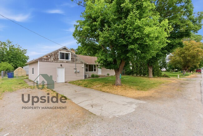Building Photo - 8719 E Valleyway Ave