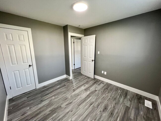 Building Photo - Massive Space! 4 Bedrooms 2 Bathrooms - Cr...