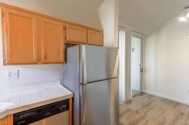 Building Photo - 2 Bedroom 2nd Floor West Vegas Condo