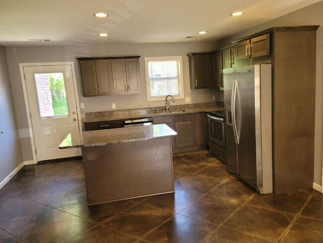 Building Photo - "Chic 2-Bedroom Duplex with Granite Elegance at 708-1 Freeman Street, Jonesboro!"