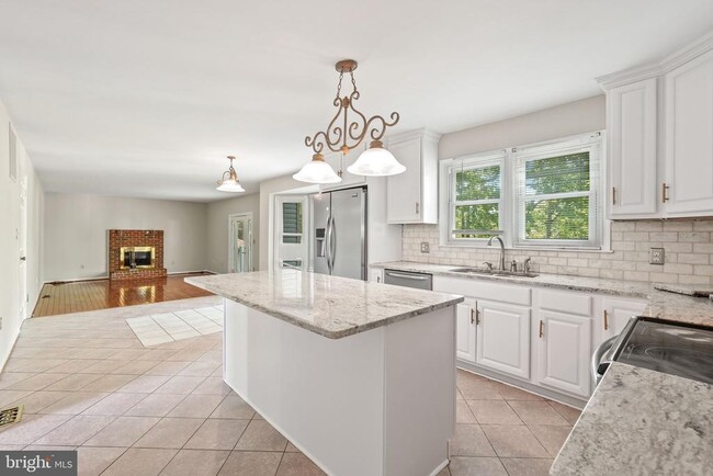 Building Photo - 10 Apple Blossom Ct