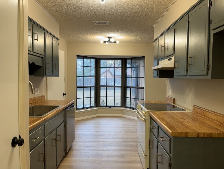 Building Photo - 4420 Eastpointe Dr