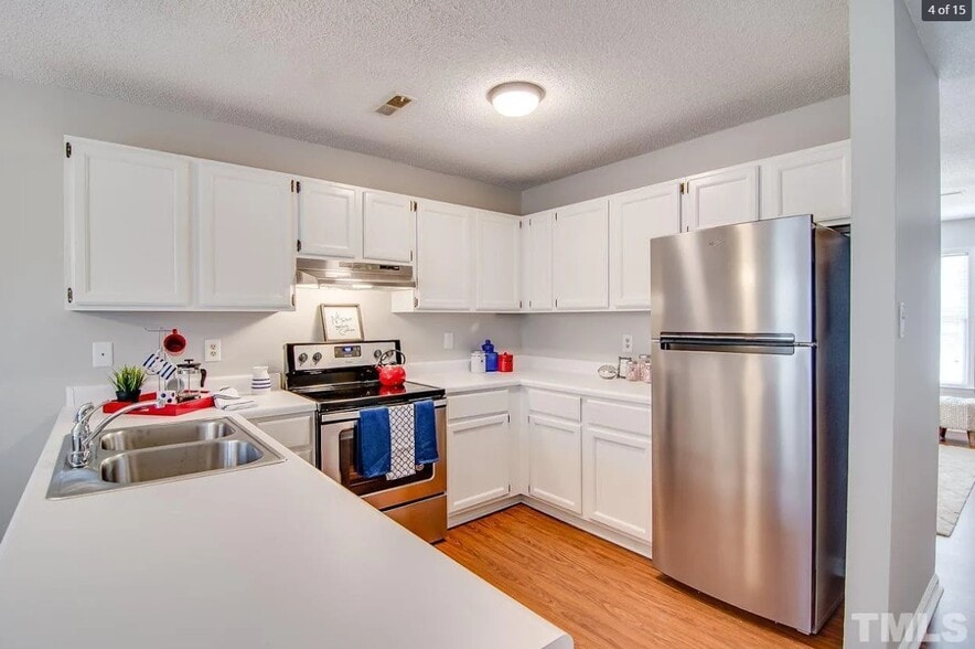 Building Photo - 2615 Camellia Dr