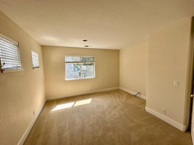 Building Photo - 826 Chynoweth Ct