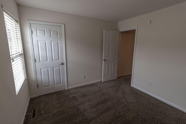 Building Photo - 3300 E St Charles Rd