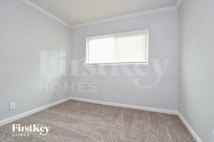 Building Photo - 321 Redstone St