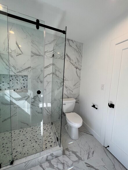 Building Photo - 428 N Glenwood Plz